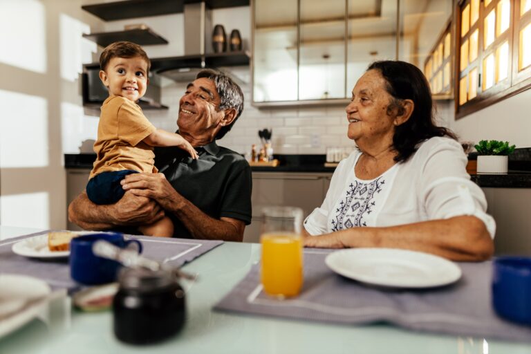 Un 28% de las personas mayores que son abuelos en Chile cuidan a sus nietos de manera intensiva